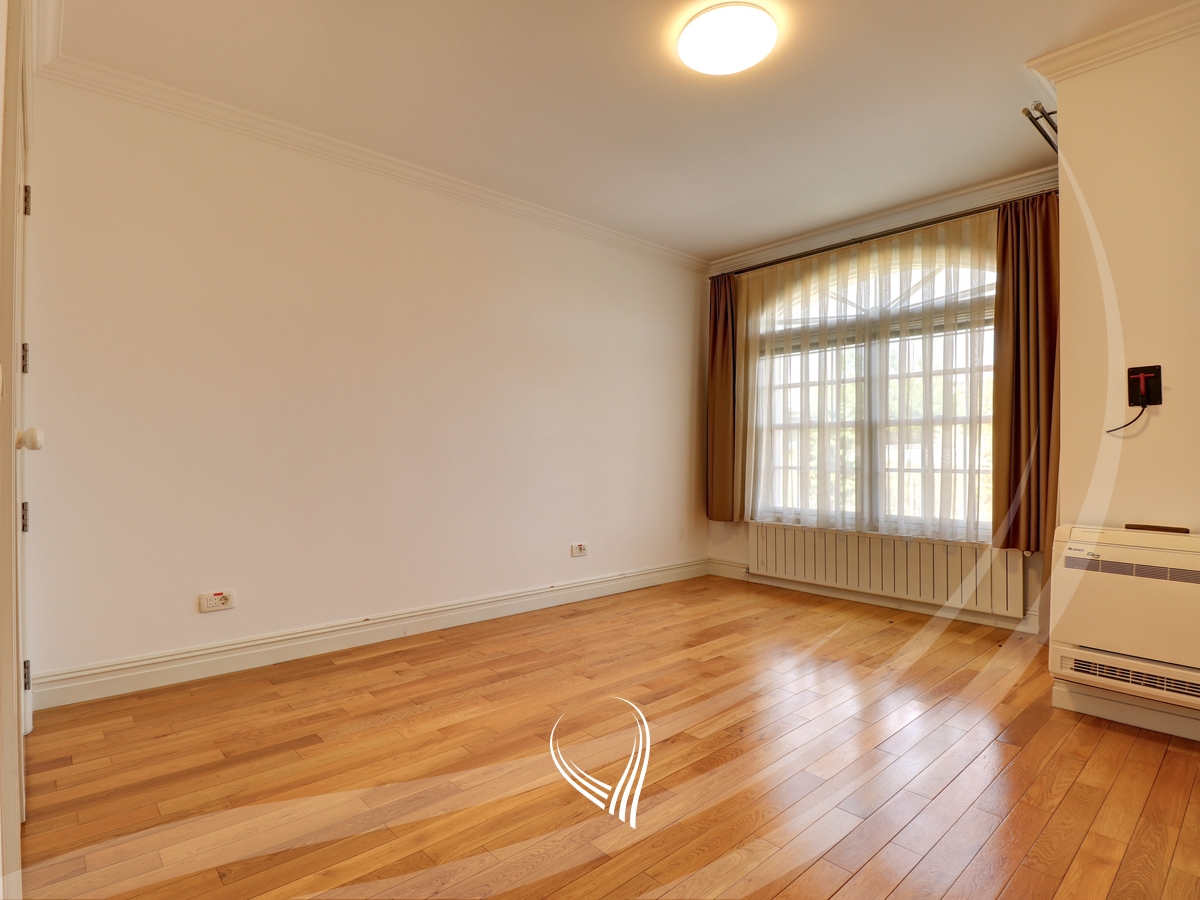 300m2 house for rent in International Village2