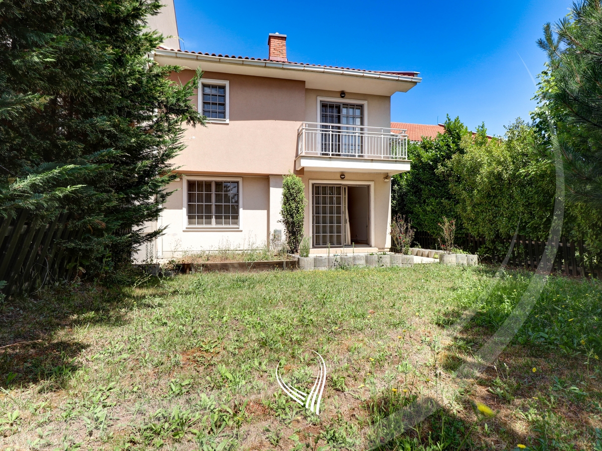 300m2 house for rent in International Village13