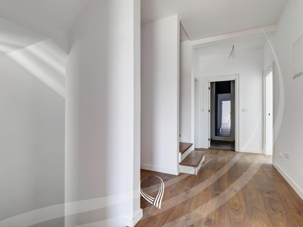 Shtëpi me 4 dhoma gjumi në shitje në lagjen Qëndresa Home12