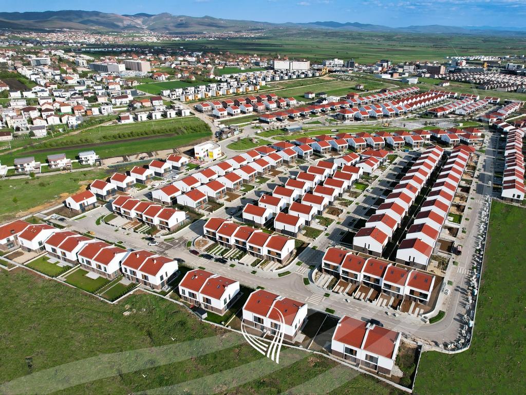 Shtëpi me 4 dhoma gjumi në shitje në lagjen Qëndresa Home18