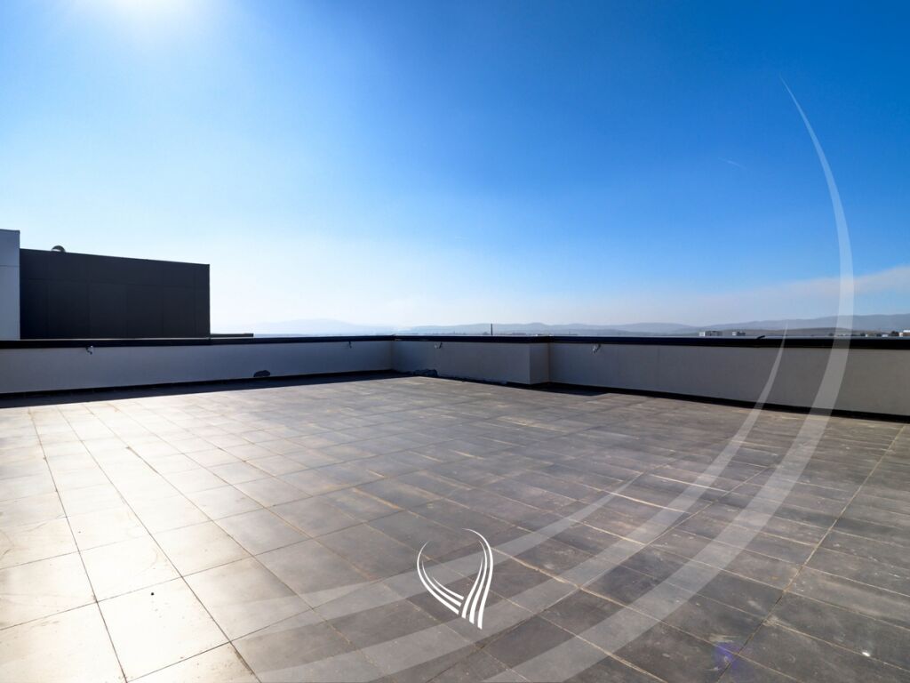 Zyre 190m2 + 150m2 terasë me qira në lagjen Kalabria – Emshir11