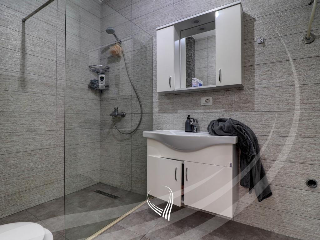 Zyre me 3 dhoma pune me qira ne lagjen Lakrishtë - Prime Residence4