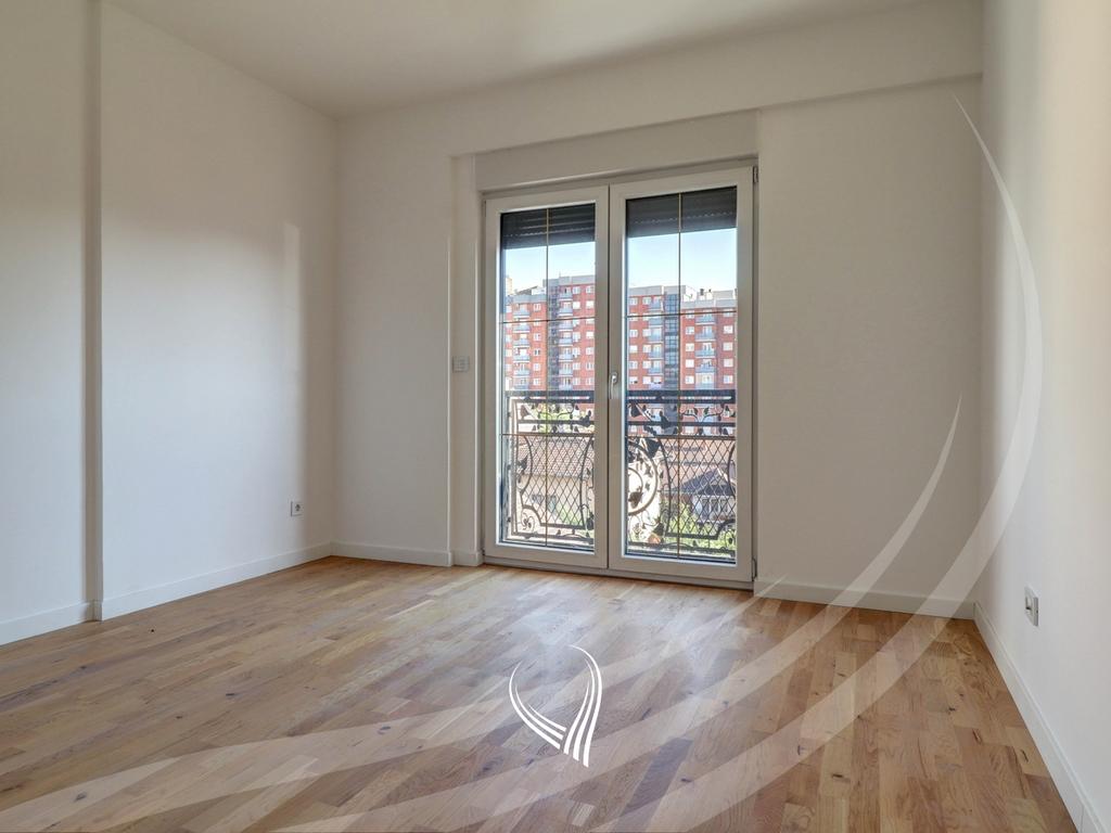 Zyre me 4 dhoma pune me qira në lagjen Pejton2