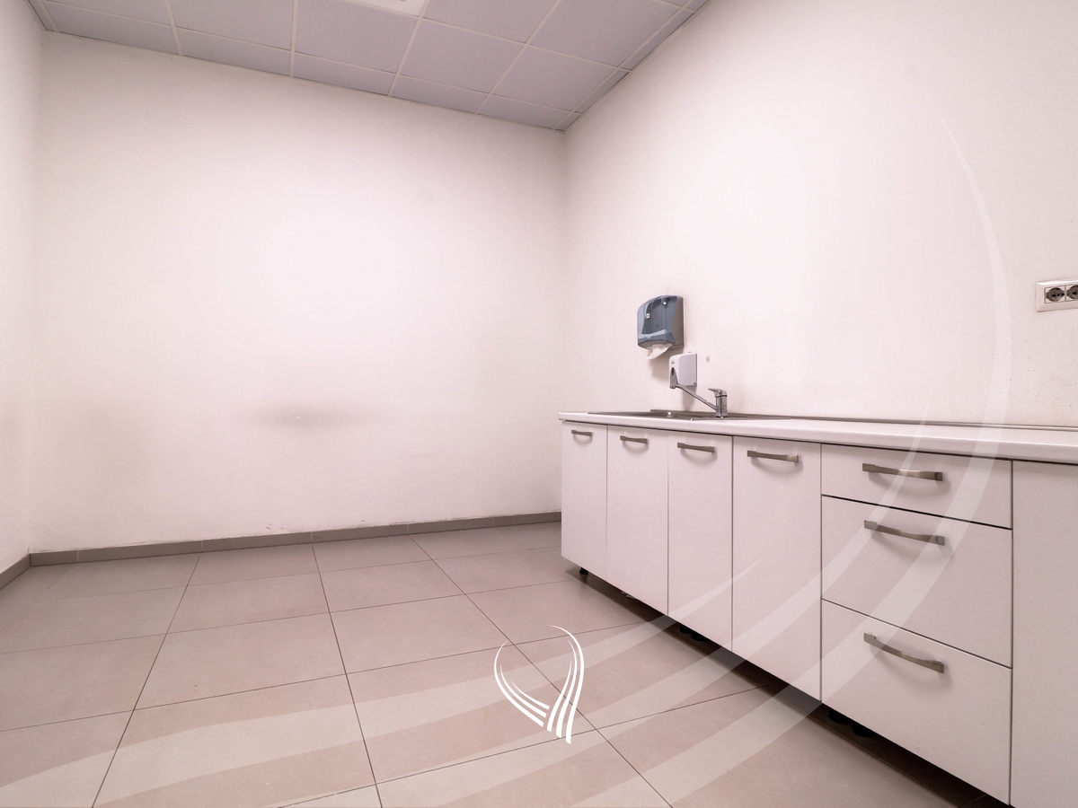 400m2 office space for rent in Lakrishtë neighborhood – Ramiz Sadiku Complex17