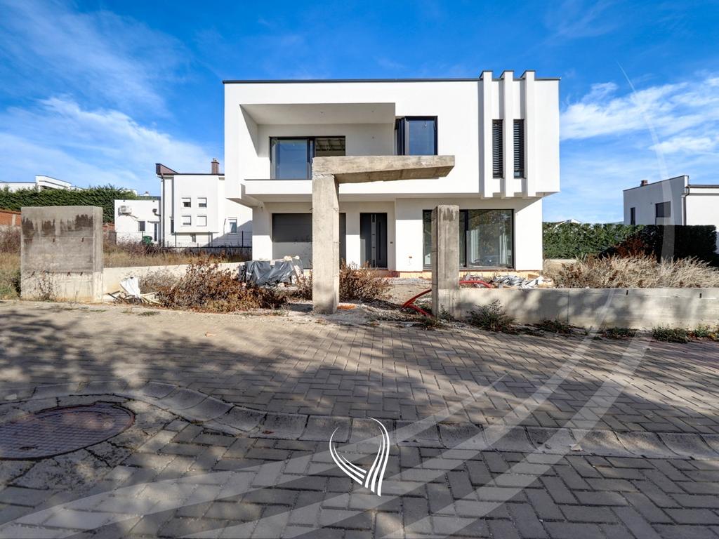 Shtëpia me 4 dhoma gjumi në shitje në lagjen Çagllavicë