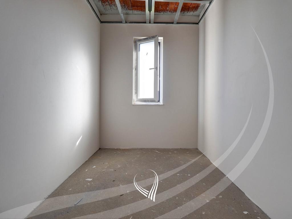 Shtëpia me 4 dhoma gjumi në shitje në lagjen Çagllavicë11