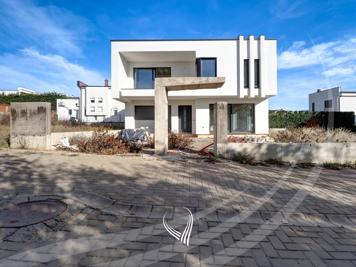 Shtëpia me 4 dhoma gjumi në shitje në lagjen Çagllavicë0