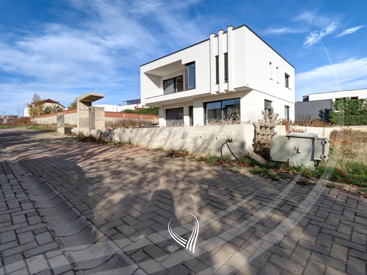 Shtëpia me 4 dhoma gjumi në shitje në lagjen Çagllavicë16