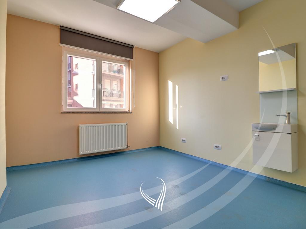 Zyre me 4 dhoma pune me qira në lagjen Kalabria – Emshir5