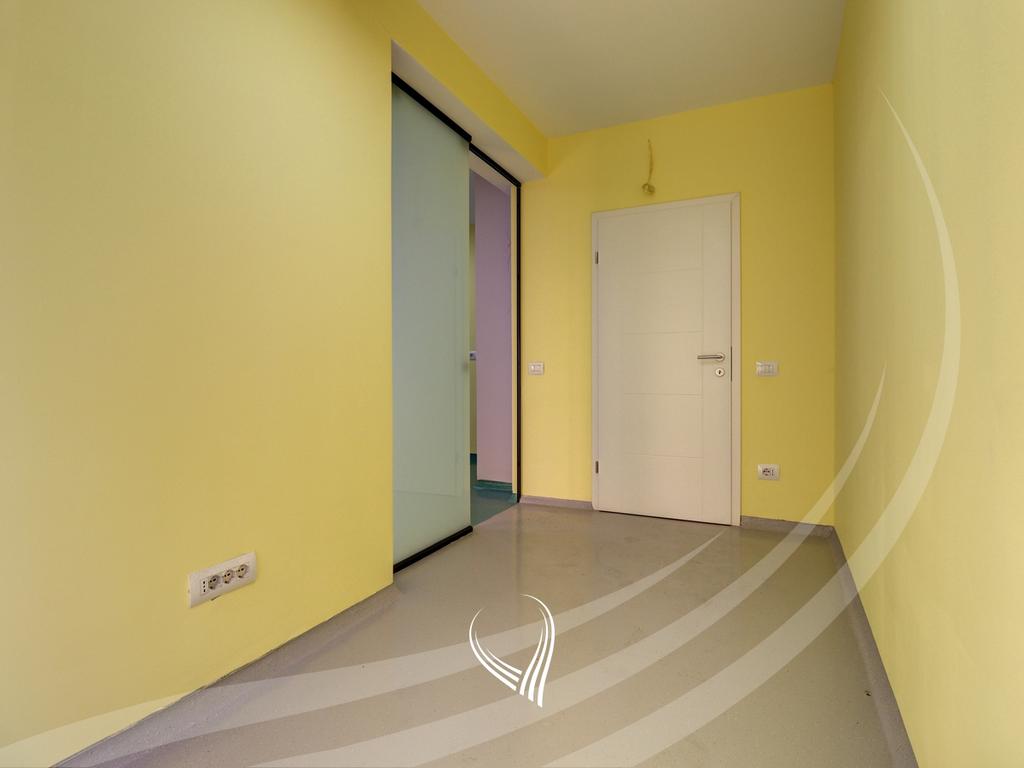 Zyre me 4 dhoma pune me qira në lagjen Kalabria – Emshir12