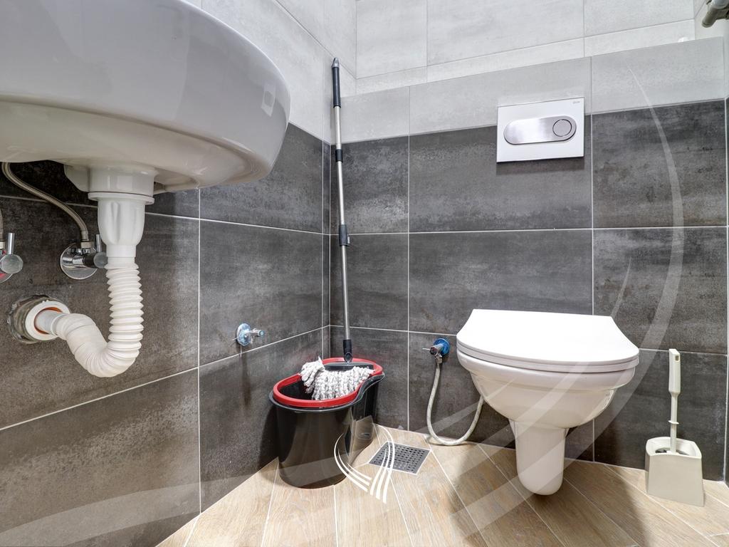 Zyre me 4 dhoma pune me qira në lagjen Kalabria – Emshir13