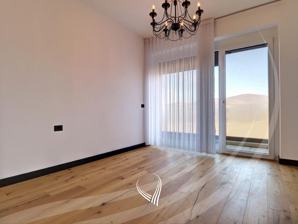 340m2 house for rent in the Marigona Hill neighborhood10