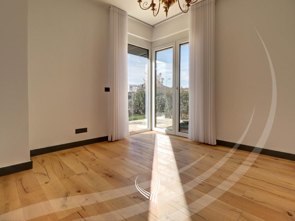 340m2 house for rent in the Marigona Hill neighborhood11