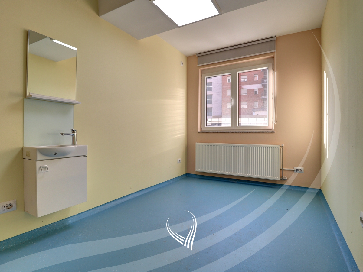 Zyre me 4 dhoma pune me qira në lagjen Kalabria – Emshir2