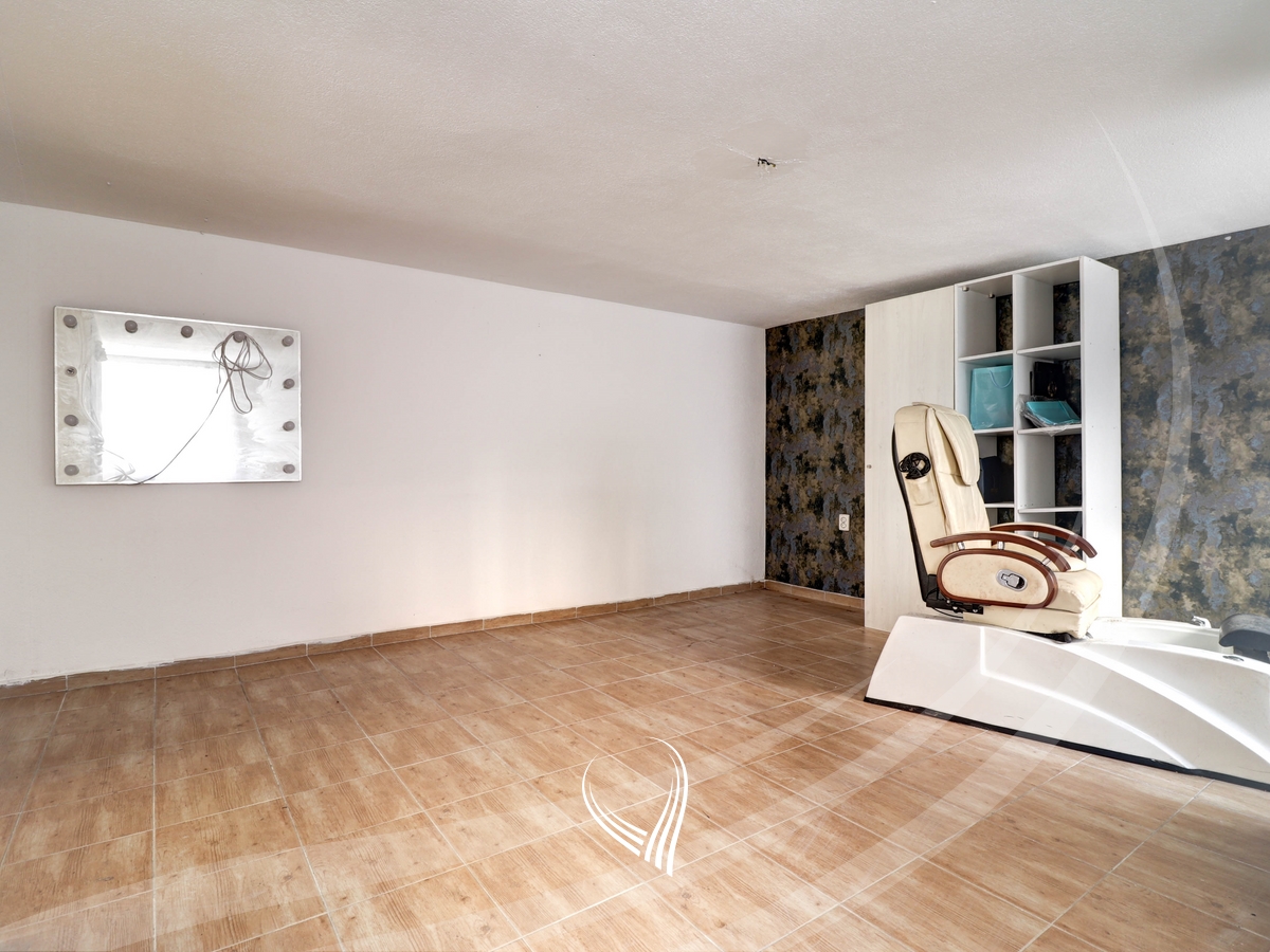 50m2 commercial space for rent in the Qafa neighborhood1