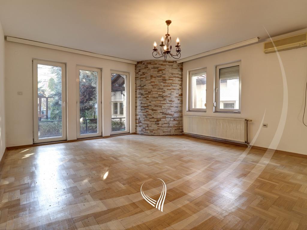 Zyre 175m2 me qira në Qendër