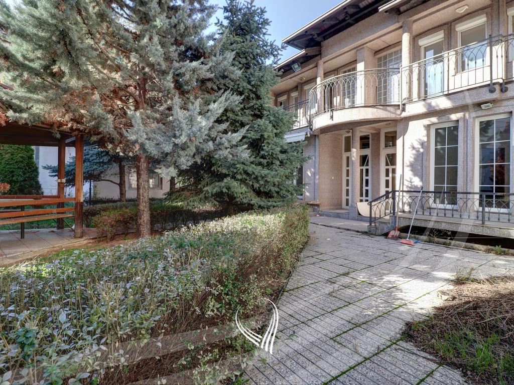 Zyre 175m2 for rent in the Center10