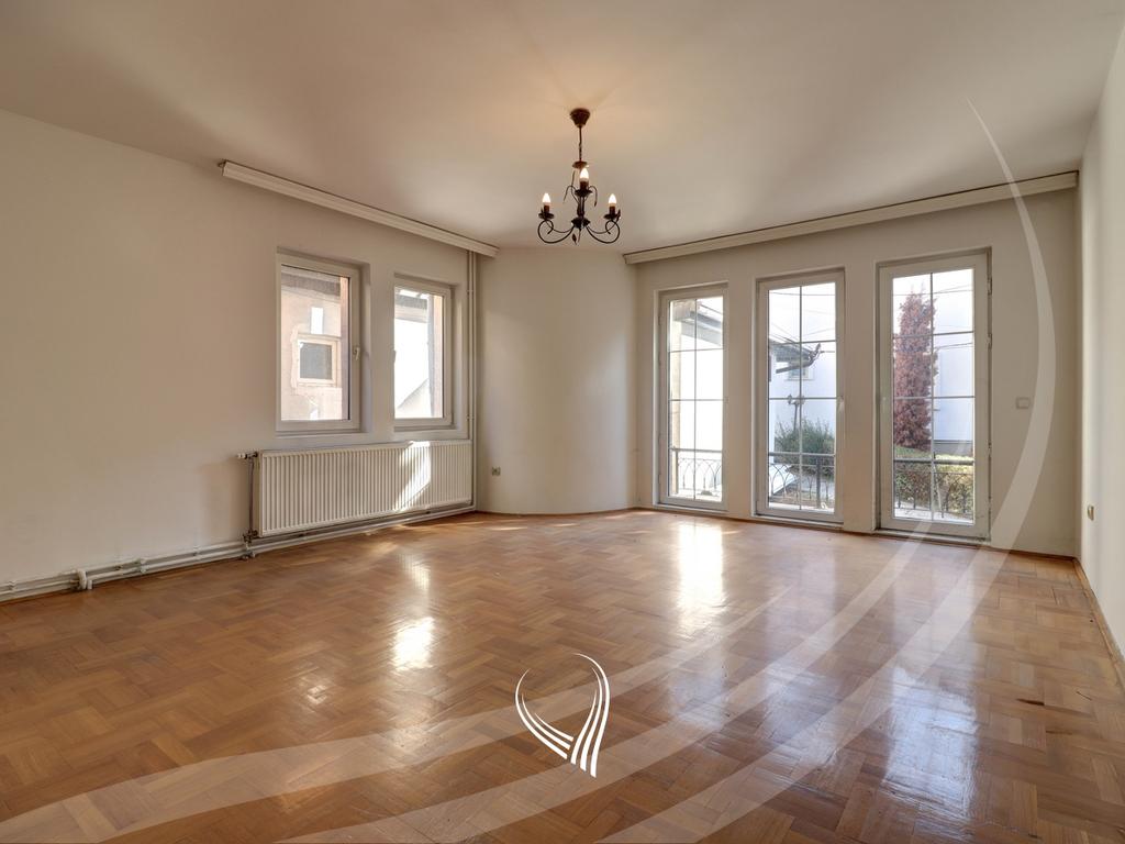 Zyre 175m2 me qira në Qendër