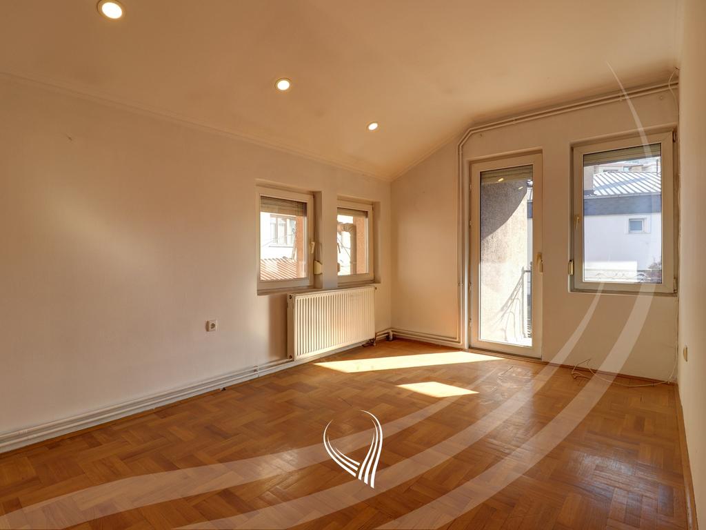 Zyre 175m2 me qira në Qendër2