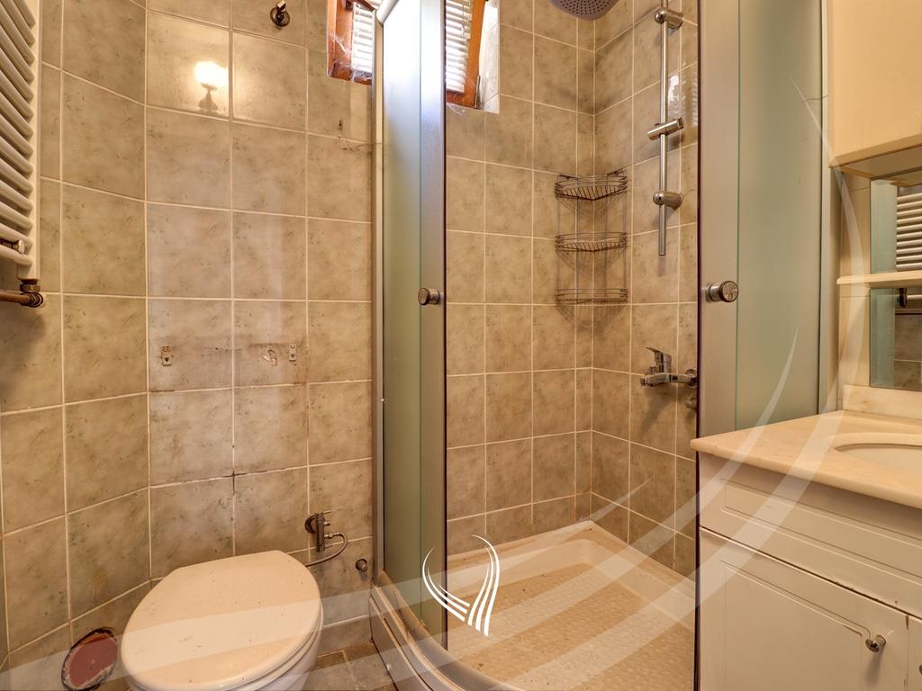 Zyre 175m2 me qira në Qendër6