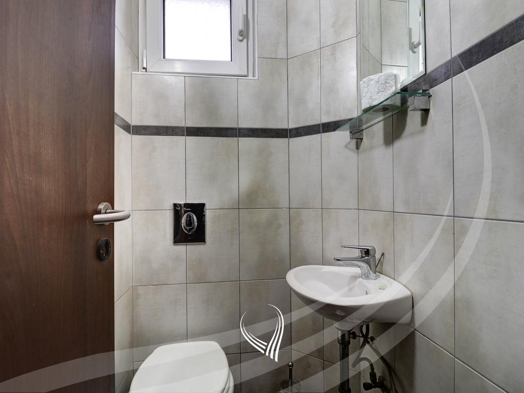 Banesë me 2 dhoma gjumi me qira në lagjen Vëllusha11