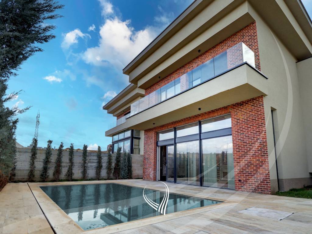 Shtëpi 340m2 me qira në lagjen Marigona Hill