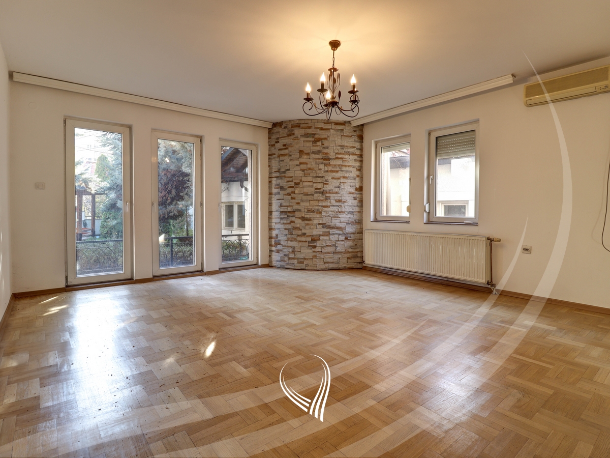 Zyre 175m2 me qira në Qendër