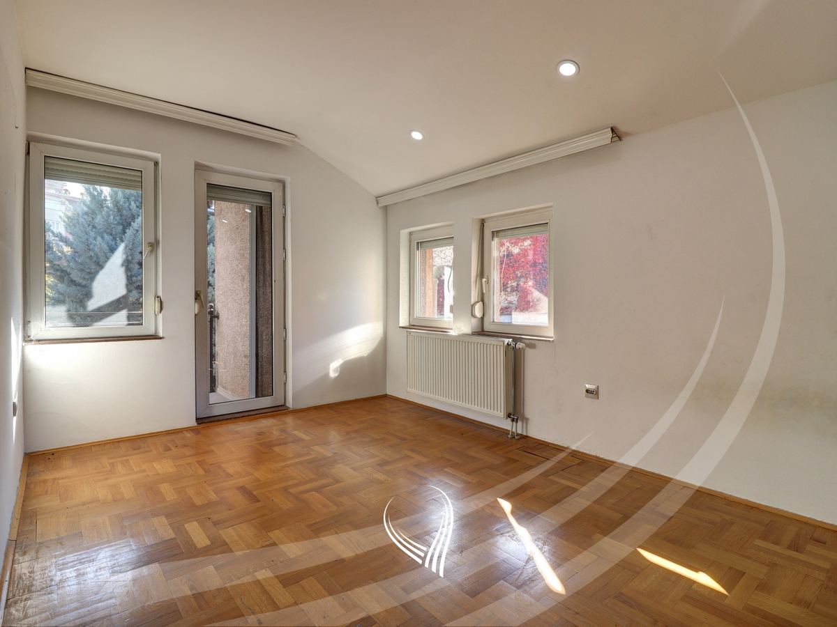 Zyre 175m2 for rent in the Center3