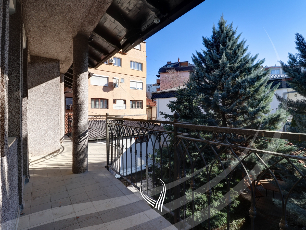 Zyre 175m2 for rent in the Center5