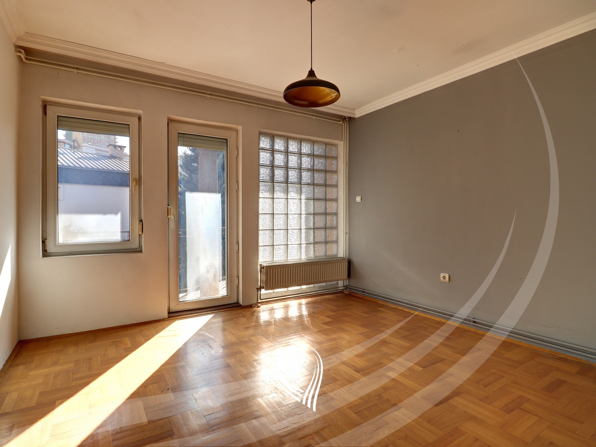 Zyre 175m2 me qira në Qendër1