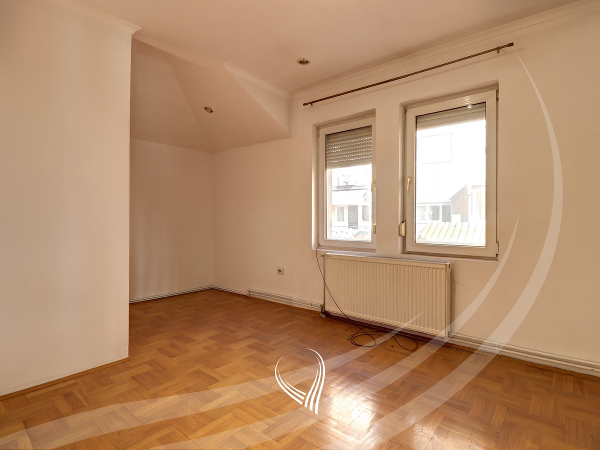 Zyre 175m2 me qira në Qendër3