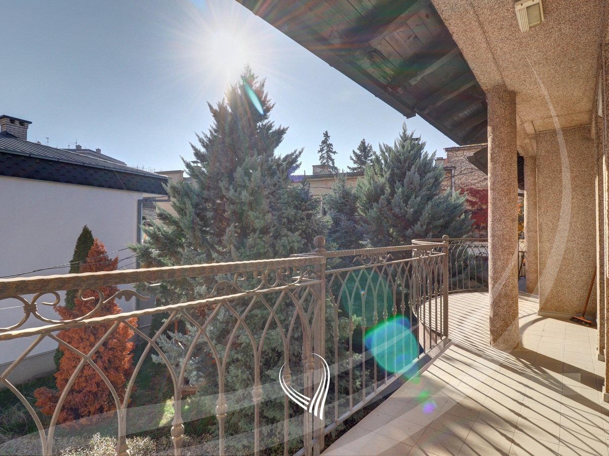 Zyre 175m2 me qira në Qendër5