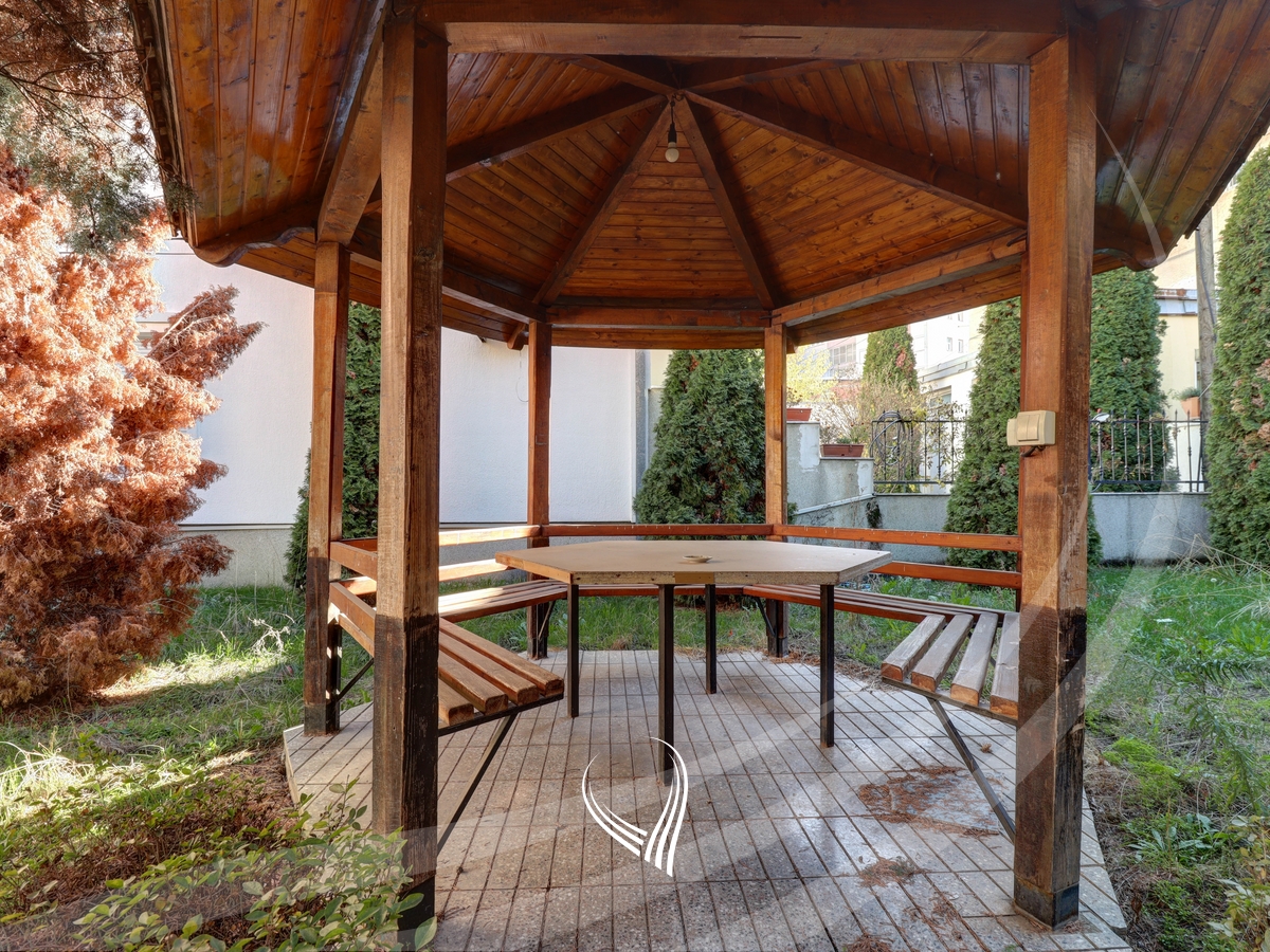 Zyre 175m2 me qira në Qendër9