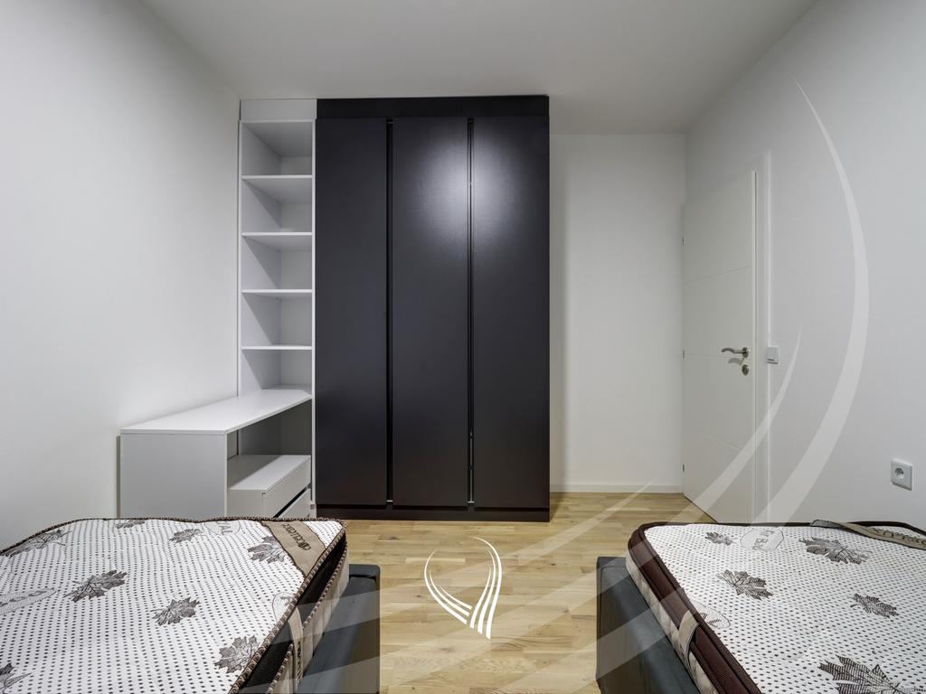 Banesë me 3 dhoma gjumi me qira në lagjen Prishtina e Re11