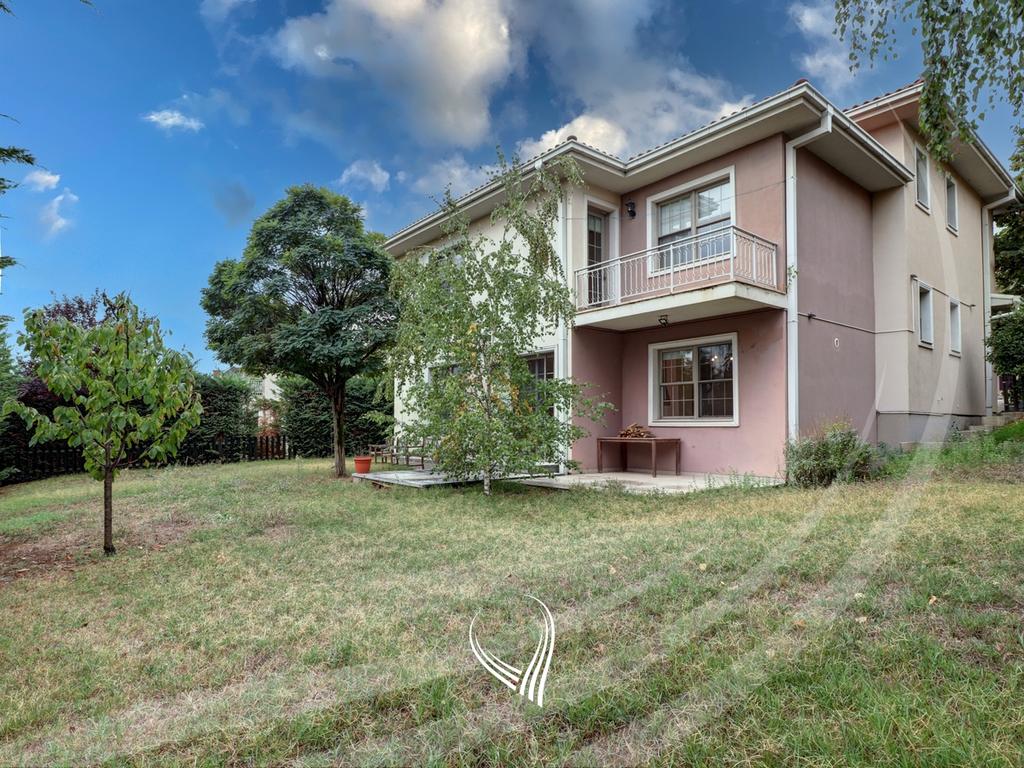 Shtëpi 330m2 me qira në Fshatin Ndërkombëtar - International Village