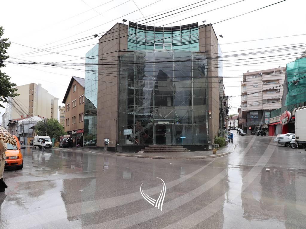 Objekt afarist 1,000m2 me qira në lagjen Dodona