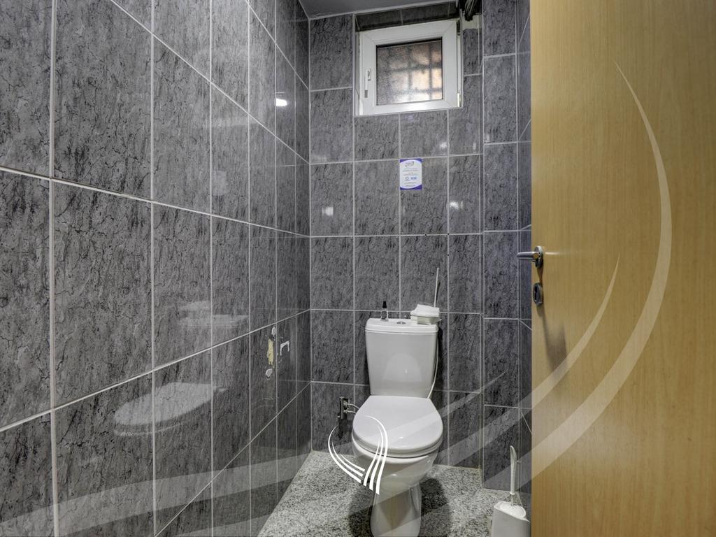 Commercial property 1,000m2 for rent in Dodona neighborhood24