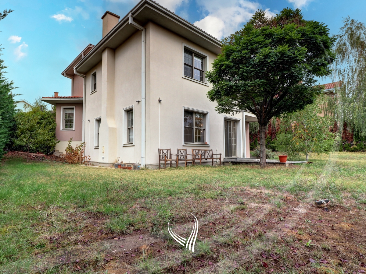 330m2 house for rent in International Village17