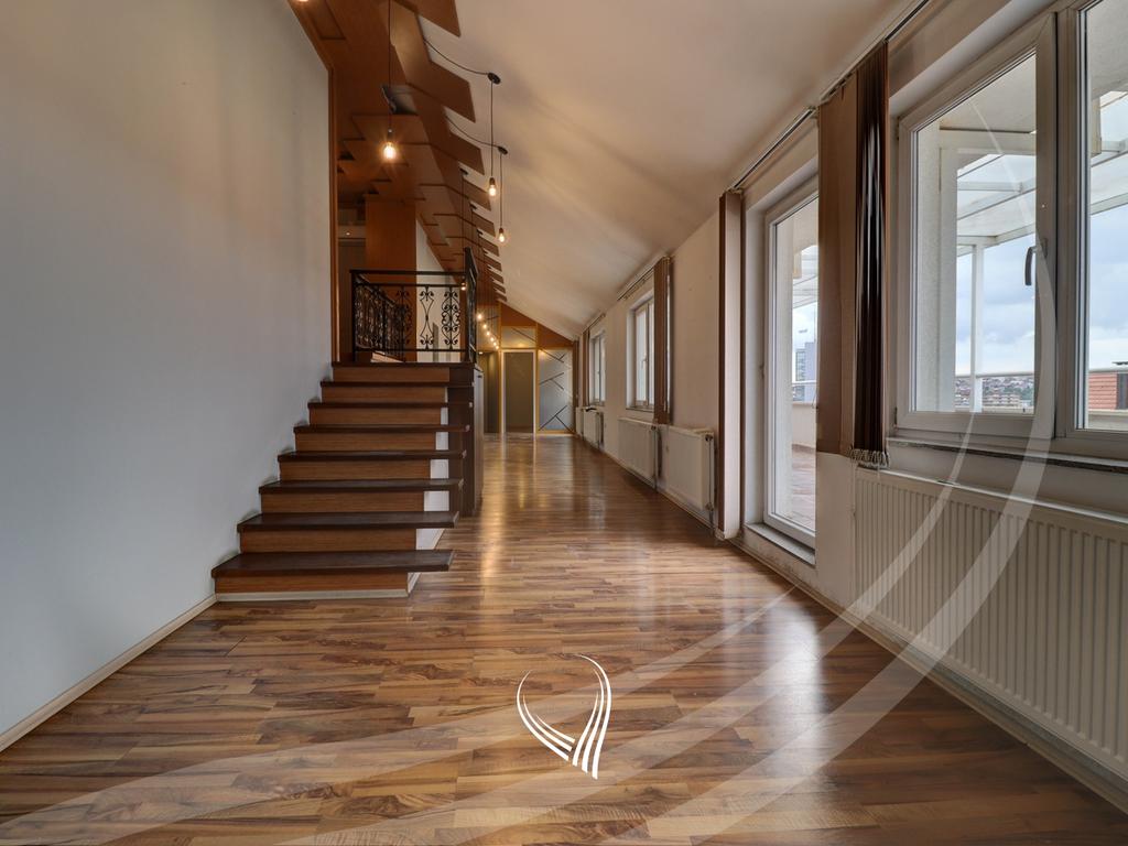 Zyre 203m2 + 60m2 terasë me qira në lagjen Dodona