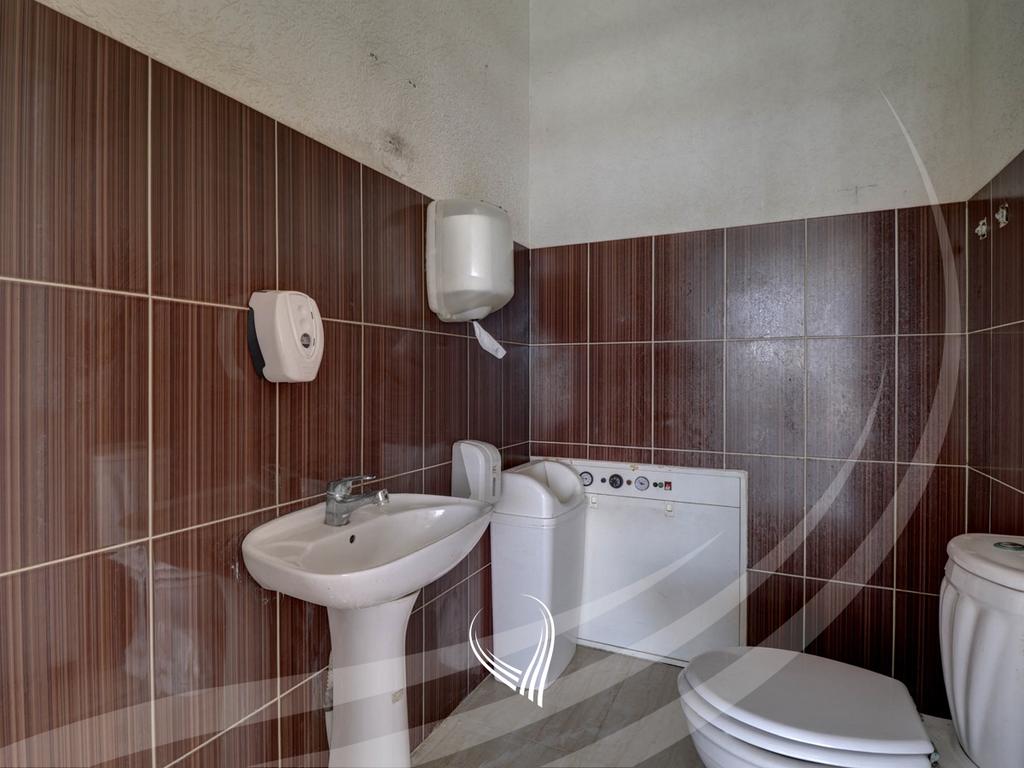 147m2 commercial space for rent in the Arbëria – Dragodan neighborhood5
