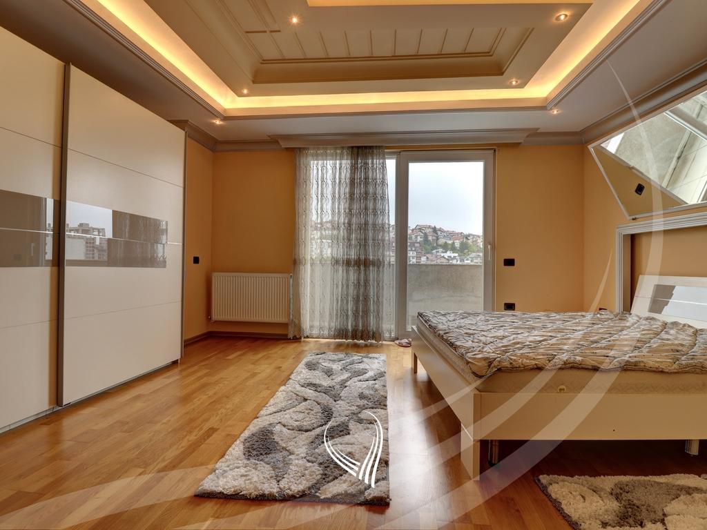 3-bedroom apartment for rent in the Tophane neighborhood2