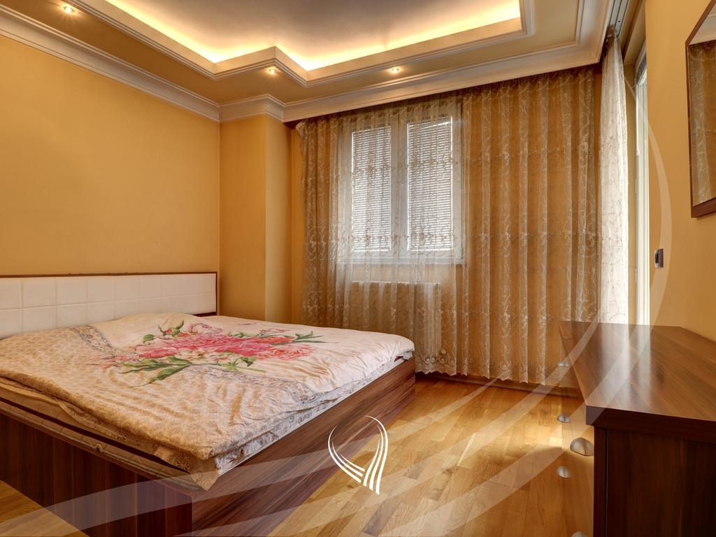 3-bedroom apartment for rent in the Tophane neighborhood3