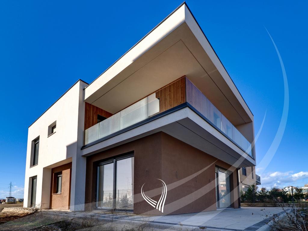 Shtëpi me 4 dhoma gjumi në shitje në Çagllavicë afër lagjes 038