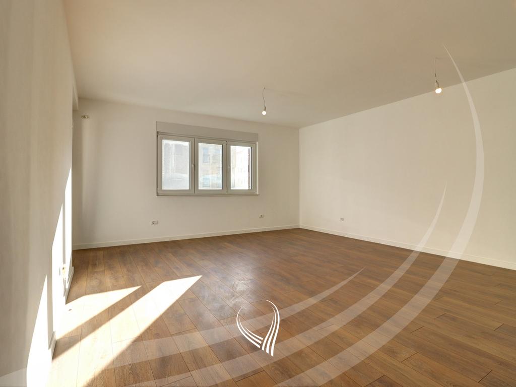 Banesë me 3 dhoma gjumi në shitje në lagjen Mati 1