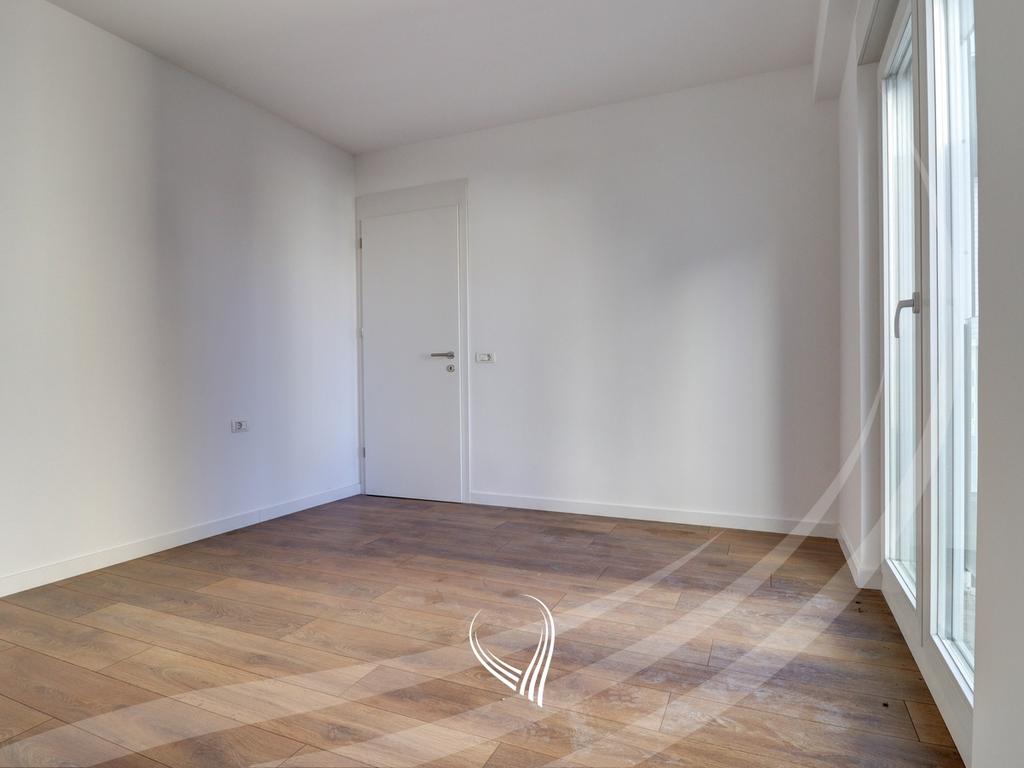 Banesë me 3 dhoma gjumi në shitje në lagjen Mati 14