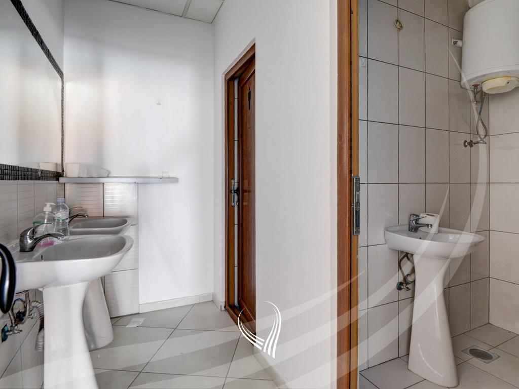 Lokal 196.36m2 në shitje në lagjen Lakrishtë5