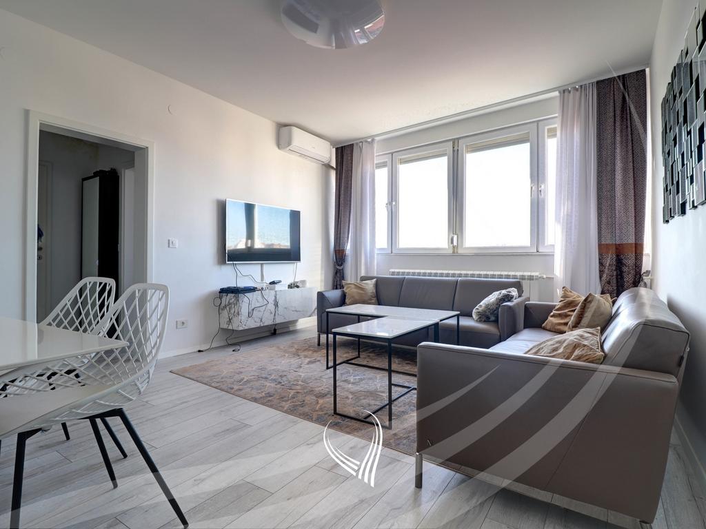 Banesë me 3 dhoma gjumi në shitje në Qendër