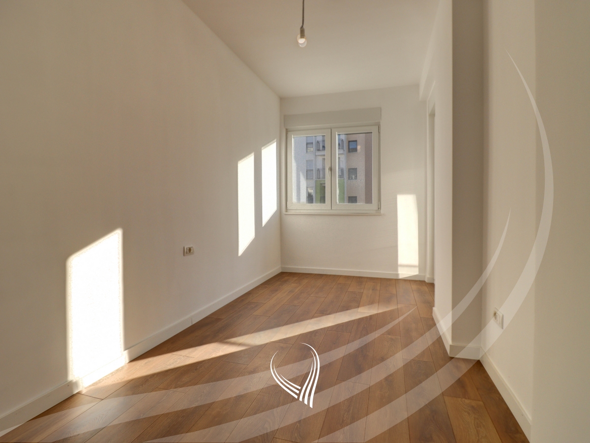 Banesë me 3 dhoma gjumi në shitje në lagjen Mati 17