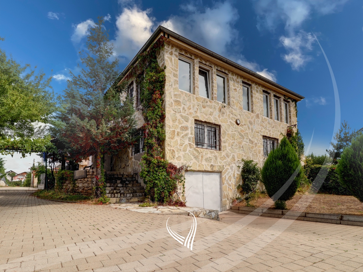 Shitet kulla 290m2 në Matiçan0