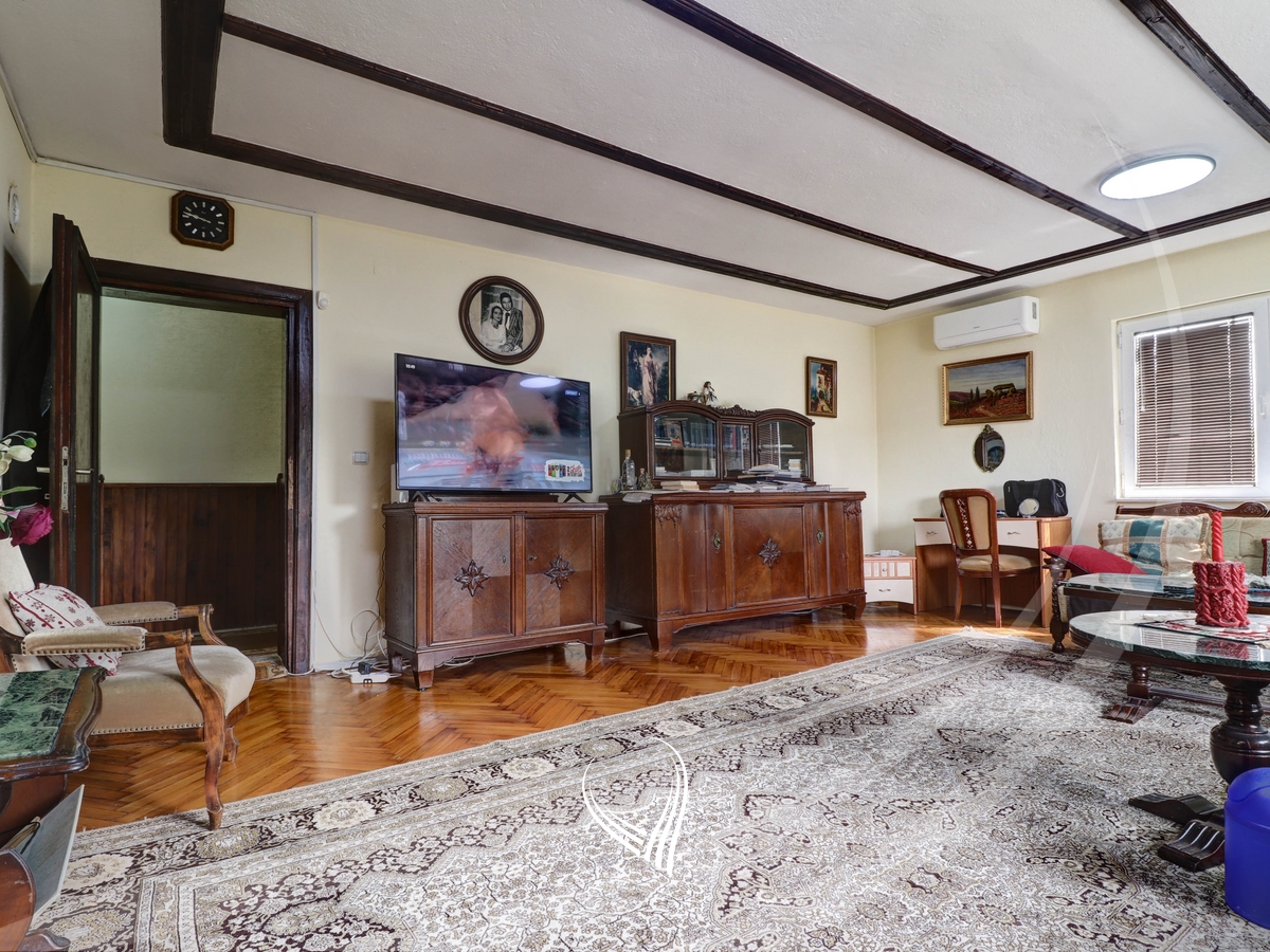 Shitet kulla 290m2 në Matiçan3